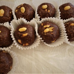 Homemade Chocolate Peanut Butter Protein Balls 70 g.